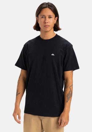 T-shirt in cotone nero a pois con scollatura rotonda e maniche corte, caratterizzato da un piccolo logo bianco sul petto.