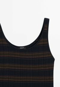 Débardeur sans manches en maille côtelée avec des rayures horizontales bleu marine et marron, encolure arrondie et étiquette Massimo Dutti à l'intérieur.