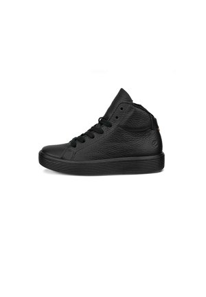 Schwarzer hoher Ledersneaker mit Schnürsenkeln und strukturierter Sohle, von der Seite auf weißem Hintergrund gesehen.