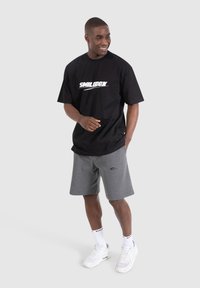 Smilodox BLAKE - Printtipaita - schwarz