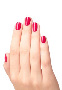 Une main montrant cinq doigts avec un vernis à ongles rouge brillant ; teint naturel et texture lisse ; arrière-plan blanc uni.