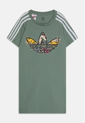 Zielona koszulka Adidas z białymi trzema paskami na rękawach i dużym wielokolorowym wzorzystym logo Adidas trefoil na piersi.