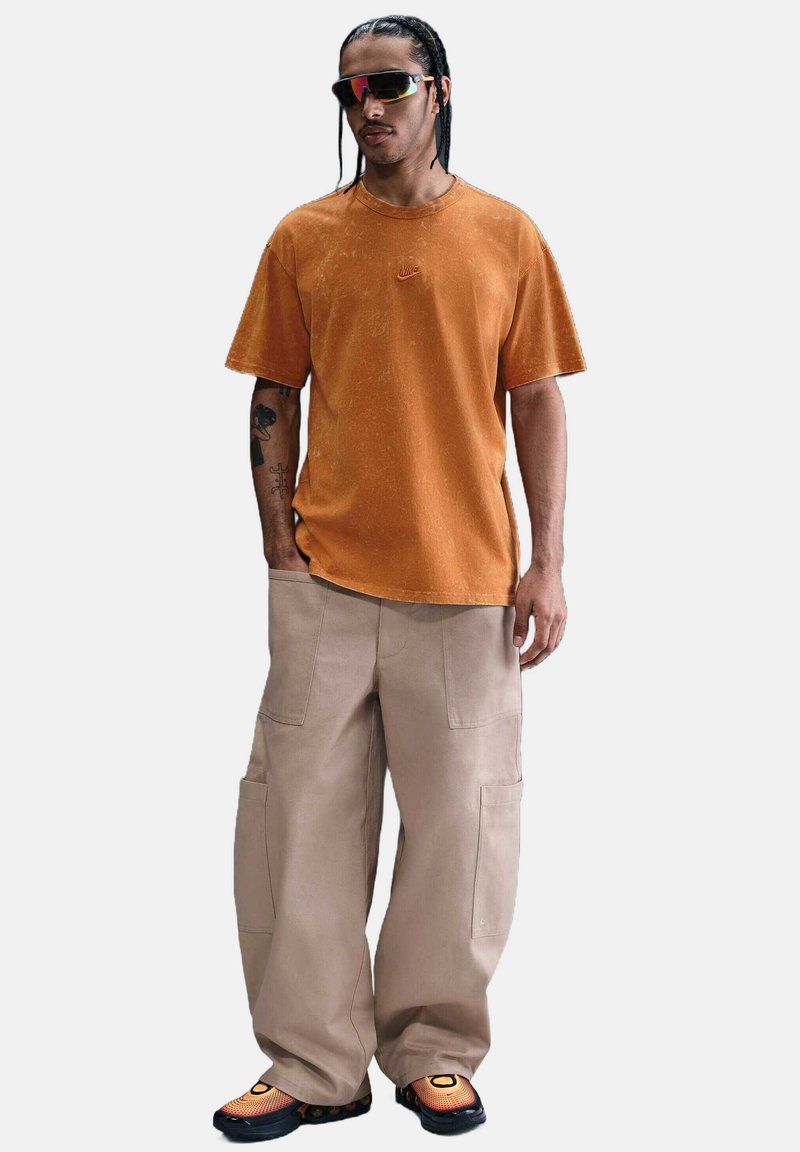 Nike Sportswear T-shirt basic oranje Nike Sportswear T-shirt basic oranje