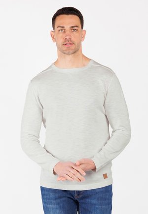 Lichtgrijs langarm T-shirt van zacht materiaal, met een ronde halslijn, manchetten en een klein logo-opdrachtje aan de onderlinkerzijde.