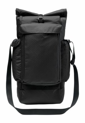 Sac à dos noir avec un motif texturé, fermeture rouleau, poche zippée à l'avant, sangle réglable et poche latérale. Conception en matériau durable.