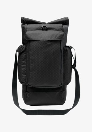 Schwarzer Rucksack mit einem strukturierten Muster, Rolltop-Verschluss, vordere Reißverschlusstasche, verstellbarem Tragegurt und Seitentasche. Verfügt über ein robustes Materialdesign.