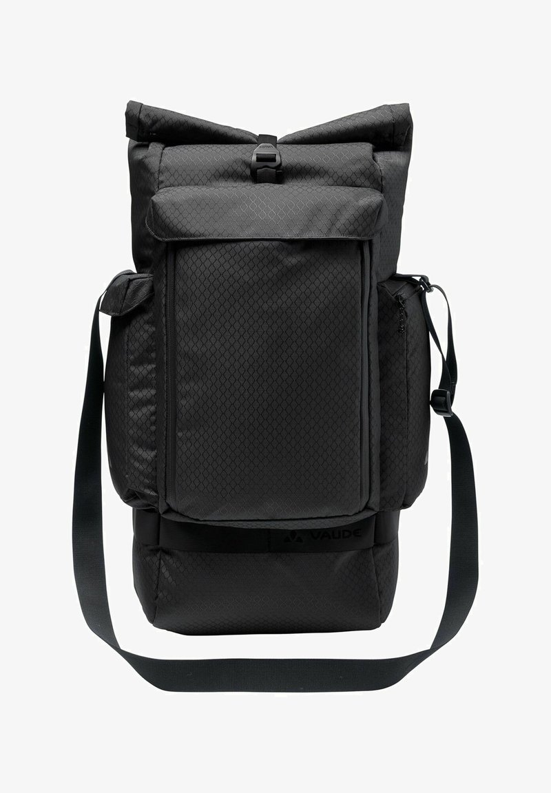 Sac à dos noir avec un motif texturé, fermeture rouleau, poche zippée à l'avant, sangle réglable et poche latérale. Conception en matériau durable.