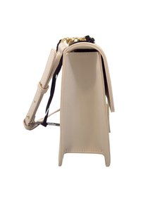 Borsa color crema con superficie texture, dotata di una catena dorata e dettagli neri. Forma strutturata distintiva con lati aperti.