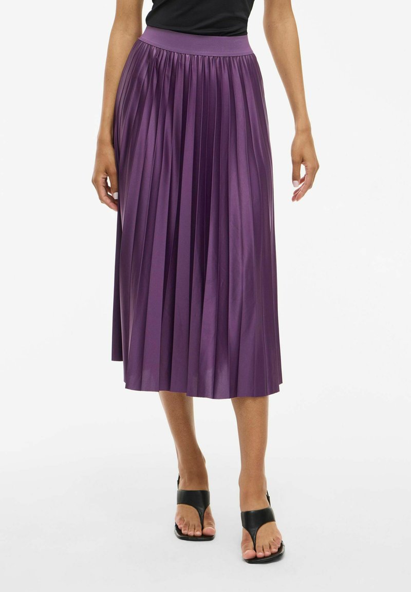 Gonna midi plissettata viola realizzata in materiale lucido, con una ampia vita elastica e una silhouette fluida.
