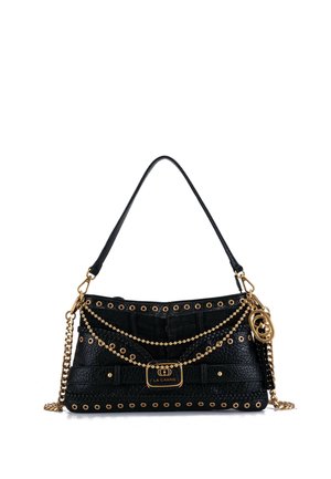 Borsa a tracolla in pelle nera con finitura testurizzata, dettagli in metallo tono oro, accenti a catena e borchie circolari lungo il bordo.