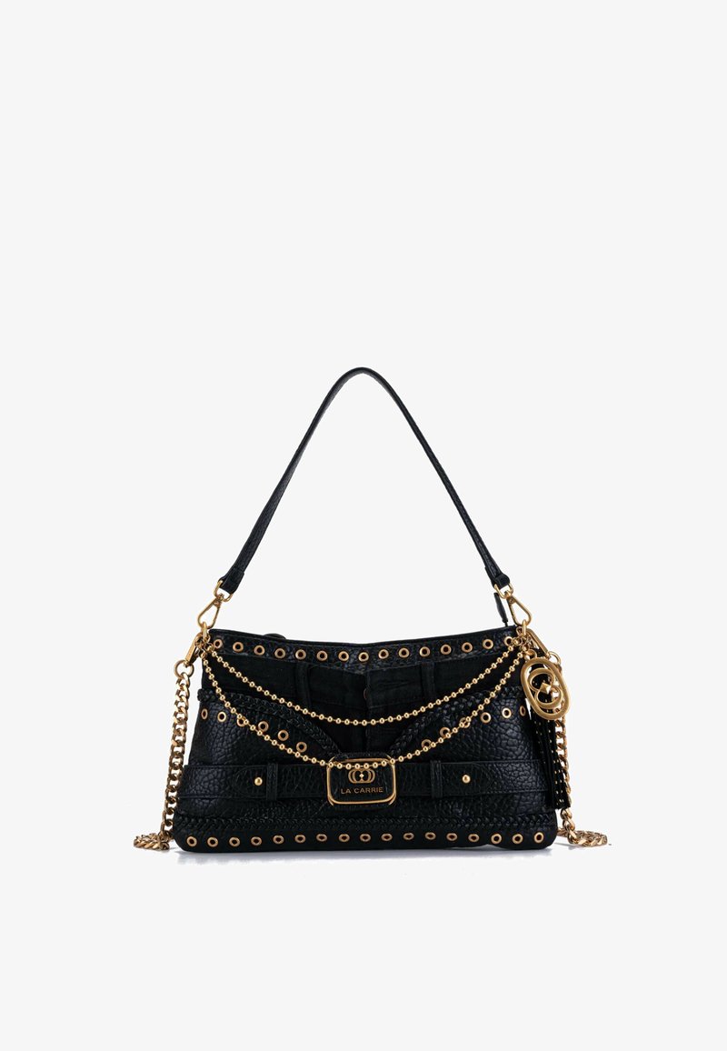 Borsa a tracolla in pelle nera con finitura testurizzata, dettagli in metallo tono oro, accenti a catena e borchie circolari lungo il bordo.