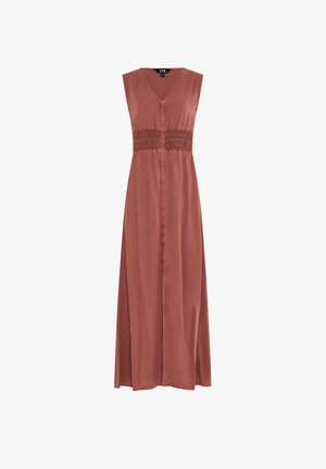 Abito lungo senza maniche color ruggine con scollo a V, chiusura frontale con bottoni e dettaglio di cintura elasticizzata arricciata.