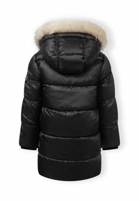 Čierna puffová bunda s kapucňou podšitou umelou kožušinou, prešívaný dizajn, rebrované manžety a dĺžka po polovicu stehien. Hladká, lesklá textúra látky.