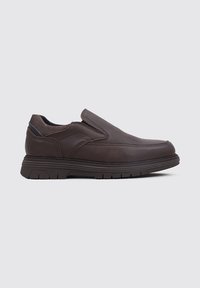 Zapatos de cuero marrón sin cordones con punta redonda, paneles laterales elásticos y una suela de goma texturizada con profundos surcos para mayor tracción.