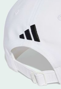 Witte baseballcap met zwarte geborduurde drie strepen aan de zijkant, verstelbare band en textielstof.