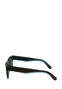 Ochelari de soare cu un cadru rectangular, din plastic transparent de culoare verde închis, cu brațe negre care au detalii cu logo. Include lentile întunecate.