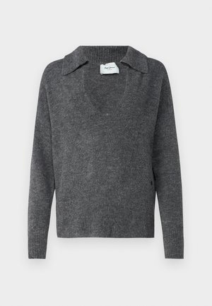 Harmaa neulepusero, jossa on V-pääntie ja kauluspaitamainen muotoilu. Varustettu pitkillä hihoilla ja pehmeällä pinnalla, jossa on ribbineulosta helman kohdalla.