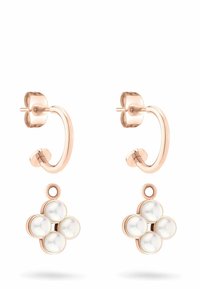 Örhängen i roséguld har en blomformad berlock med tre vita pärlor. Designen inkluderar släta ytor och en polerad finish.
