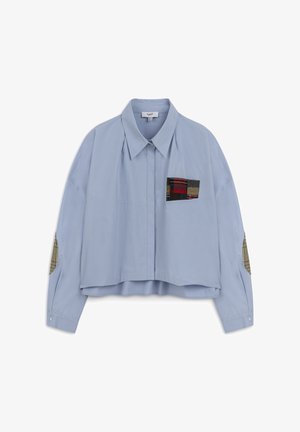 Helles blaues, kurzes Hemd aus weichem Material. Verfügt über eine karierten aufgesetzte Tasche und Ellenbogenpatches mit mehrfarbigen Mustern. Knopfverschluss.