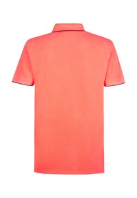 Polo corail à manches courtes, avec un col classique et des finitions contrastantes en marine sur les manches et le col. Texture lisse.