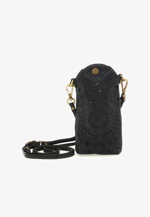 Borsa a tracolla in pelle nera con un intricata lavorazione a fiori forata, chiusure in tonalità oro, tracolla regolabile e distintivo rotondo con logo sulla patta frontale.