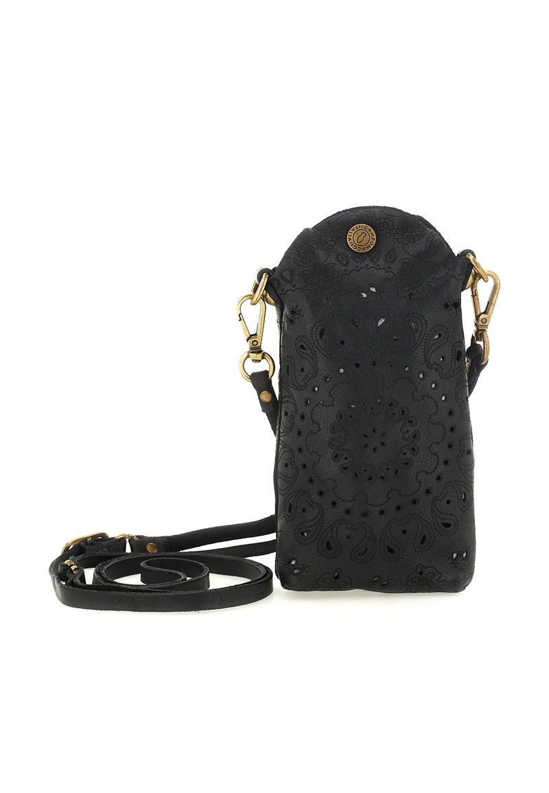 Borsa a tracolla in pelle nera con un intricata lavorazione a fiori forata, chiusure in tonalità oro, tracolla regolabile e distintivo rotondo con logo sulla patta frontale.
