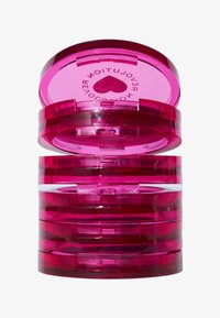 Pinosuodattavat säilytysastiat läpikuultavasta vaaleanpunaisesta muovista. Jokaisessa astiassa on pyöreä muoto ja sydänlogo päällä.