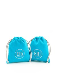 Dve tirkizne torbe na vrvico iz mehkega blaga, označene z belim krožnim logotipom "Elli by Julie & Grace".