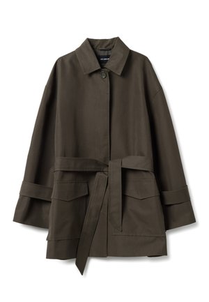 Veste ceinturée vert olive foncé avec manches larges, bouton frontal, et deux grandes poches à rabat.