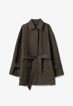 Donkergroene olijfgroene jas met riem, brede mouwen, knopen aan de voorkant en twee grote klepzakken.