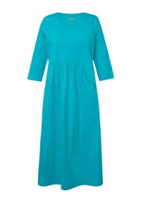 Turkusowa, klasyczna sukienka o długości do kolan, z okrągłym dekoltem, rękawami o długości trzy czwarte oraz dwiema przednimi kieszeniami. Miękka tkanina z marszczonym pasem.