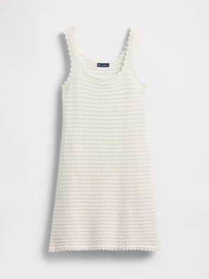 Weißes, gestricktes, ärmelloses Kleid mit gewelltem Saum und Waffelstruktur, flach auf einem weißen Hintergrund ausgebreitet.