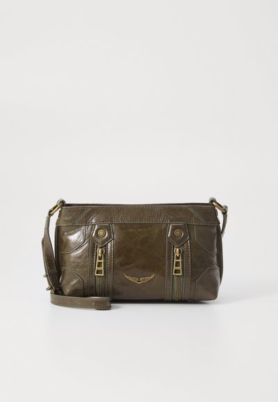 Sac à main en cuir vert olive avec des fermetures éclair en métal, une bandoulière et un détail de ailes embossé. Il présente une forme structurée et une surface texturée.