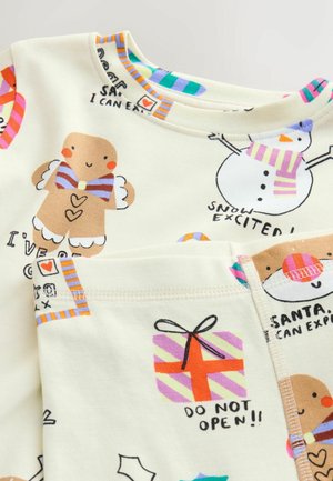 Kremo spalvos audinys su žaismingais gingerbread vyru, sniego senelių ir dovanų dėžučių spaudiniais. Papuoštas daugiaspalvėmis dryžuotomis detalėmis.