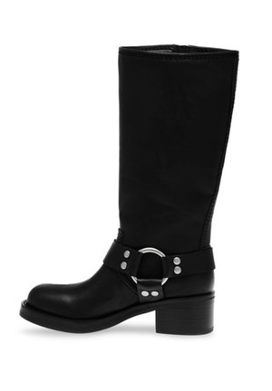 Stivale nero al ginocchio con punta arrotondata, texture in pelle liscia, cerniera laterale e una fascia decorativa con una fibbia circolare argentata.