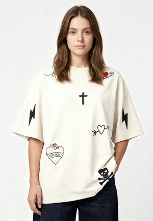 Mira Paris, TATTOO MI AMOR OVERSIZED DROPPED SHOULDER TEE 26 UNISEX - T-shirt imprimé - off-white