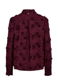 Blouse bordeaux à manches longues avec motifs floraux brodés, poignets froncés et empiècement dos avec pli central et petit bouton supérieur.