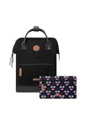 Sac à dos en velours côtelé noir avec des accents en simili cuir, poche zippée à l'avant et une trousse zippée amovible présentant un motif floral et de lèvres.