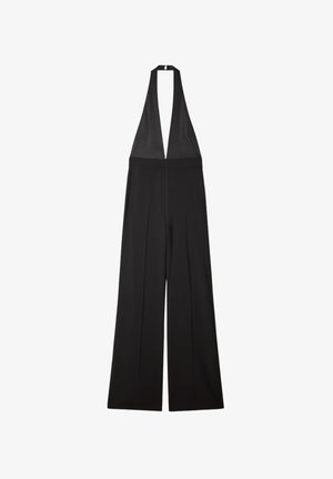 Sort ærmeløs jumpsuit med halterhals, vide ben og dyb V-udskæring, hængende mod en hvid baggrund.