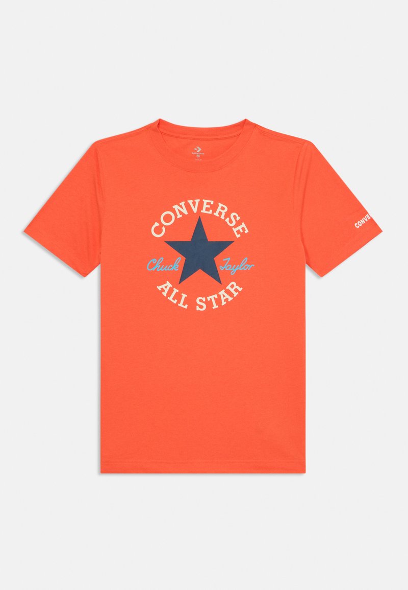 Oranje katoenen t-shirt met een marineblauw sterontwerp, voorzien van de teksten "CONVERSE" en "Chuck Taylor" in wit en blauw eromheen. Korte mouwen.