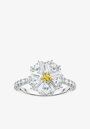 Silberner Ring mit einem blumenförmigen Cluster aus klaren Diamanten und einem zentralen runden gelben Diamanten. Auch der Ringbügel ist mit Diamanten besetzt.