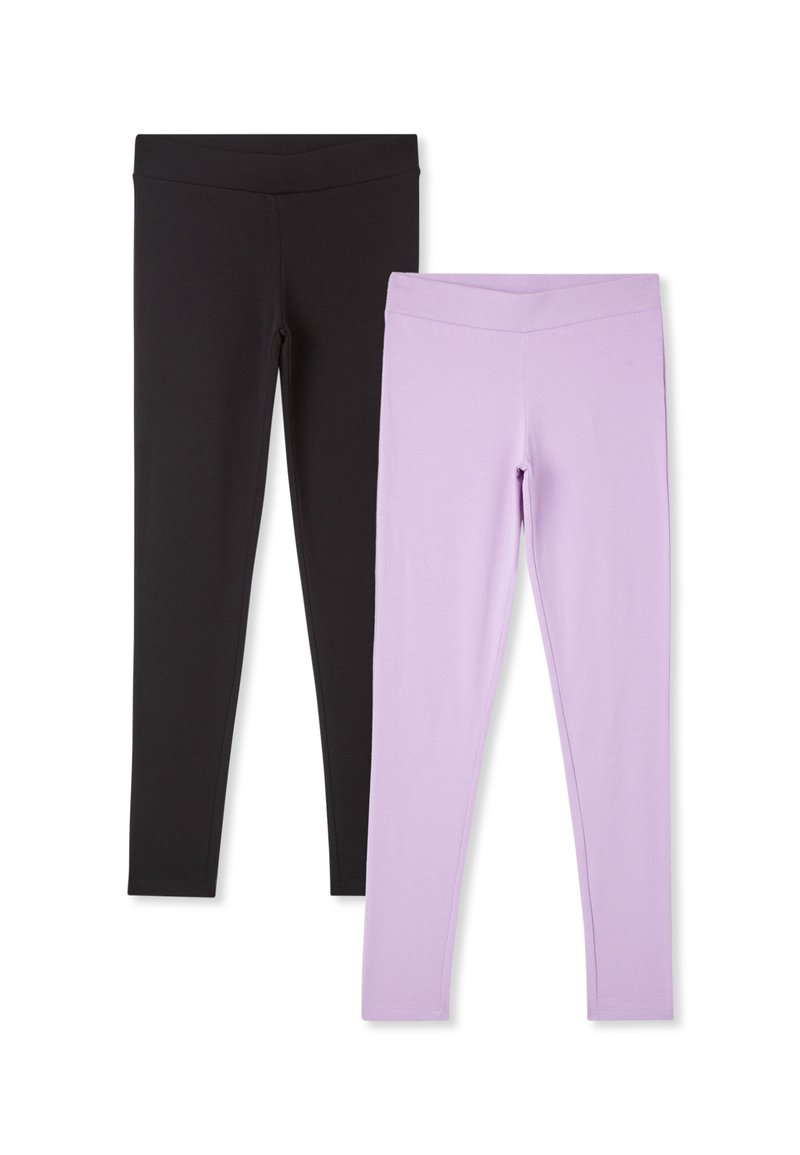 Dwie pary gładkich legginsów obok siebie, jedna czarna, druga jasnofioletowa, na białym tle.