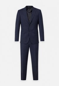 Costume bleu foncé deux pièces avec une veste cintrée à deux boutons et un pantalon droit assorti sur fond blanc.