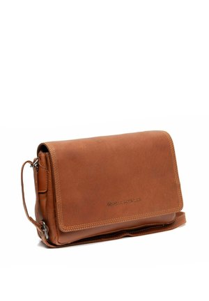 Sac messager en cuir marron avec rabat, présentant une texture lisse, des accents cousus et une bandoulière amovible. Forme rectangulaire compacte.