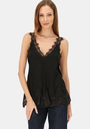 Czarny top bez rękawów z koronkową lamówką przy dekolcie i dole, o rozszerzanym kroju i falistych brzegach. Gładka faktura tkaniny.