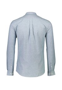 Camisa de manga larga azul claro con cuello abotonado, pliegue en la parte posterior y botones en los puños. Fabricada con una mezcla de algodón texturizado.