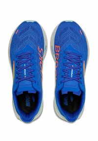 Blauwe sportieve schoenen met een gestructureerde mesh bovenkant, met heldere oranje merkvermelding, platte veters en een gevoerde zool met een contrasterende lichtgroene afwerking.