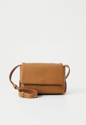 Braune Lederhandtasche mit strukturiertem Finish, rechteckiger Form, Klappdeckel, verstellbarem Tragegurt und metallischemverschluss.