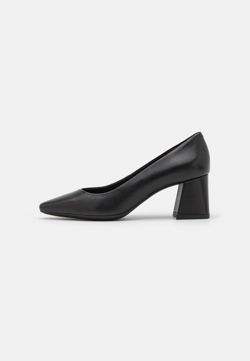 Svart högklackad pump med spetsig tå, slätt läder och en tjock klack för stabilitet. Minimalistisk design utan utsmyckningar.