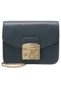 Mörkt tealfärgad läderväska med axelrem och klaffstängning, guldfärgad metall och kedjerem. Texturerad yta och logotypdetalj på spännet.